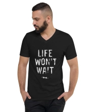 Férfi Prémium V-Nyakú Póló - Life Won't Wait Statement Edition