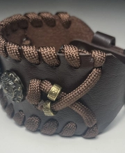 Ink2be Kézműves taktikai bőr karkötő - Bronz pajzsok és barna paracord kiadás