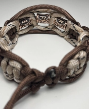 Ink2be Prémium Kézműves Paracord Karkötő – Mogyoróbarna & Homokszín, Antik Bronz Rúnamintás Gyöngyökkel
