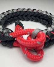 Ink2be Prémium Kézműves Paracord Karkötő – Fekete & Szürke Taktikai Fonat, Piros Fényvisszaverő Betéttel