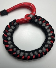 Ink2be Prémium Kézműves Paracord Karkötő – Fekete & Szürke Taktikai Fonat, Piros Fényvisszaverő Betéttel