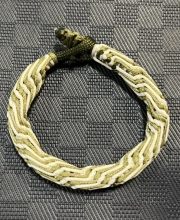 Ink2be Prémium Kézműves Paracord Karkötő – Olíva & Csontfehér Spirál Fonat, Taktikai Zöld Gombkötéssel