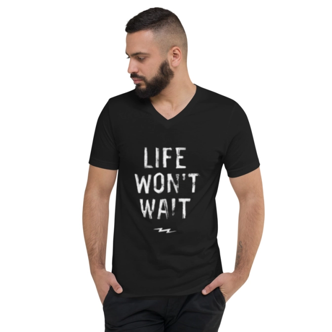 Férfi Prémium V-Nyakú Póló - Life Won't Wait Statement Edition