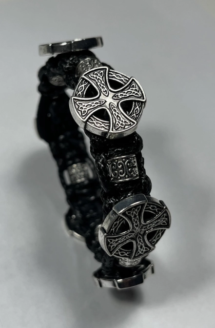 Celtic Heritage - Fekete fonott férfi karkötő ezüst színű Kelta keresztekkel