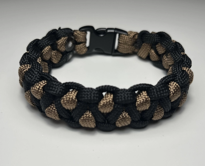 Ink2be Prémium Kézzel Font Taktikai Paracord Karkötő - Black & Bronze Tactical Buckle Edition