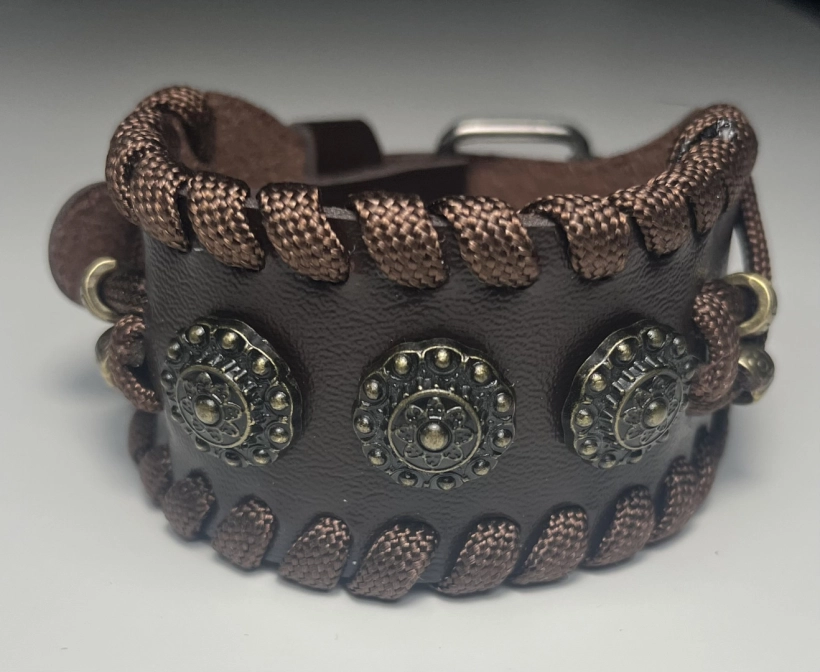 Ink2be Kézműves taktikai bőr karkötő - Bronz pajzsok és barna paracord kiadás