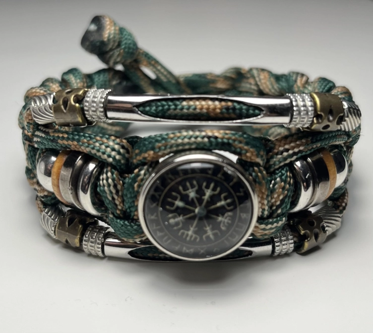 Ink2be Prémium Kézműves Paracord Karkötő – Terepzöld Kamo, Vegvísir Viking Iránytűvel & Fémelemekkel