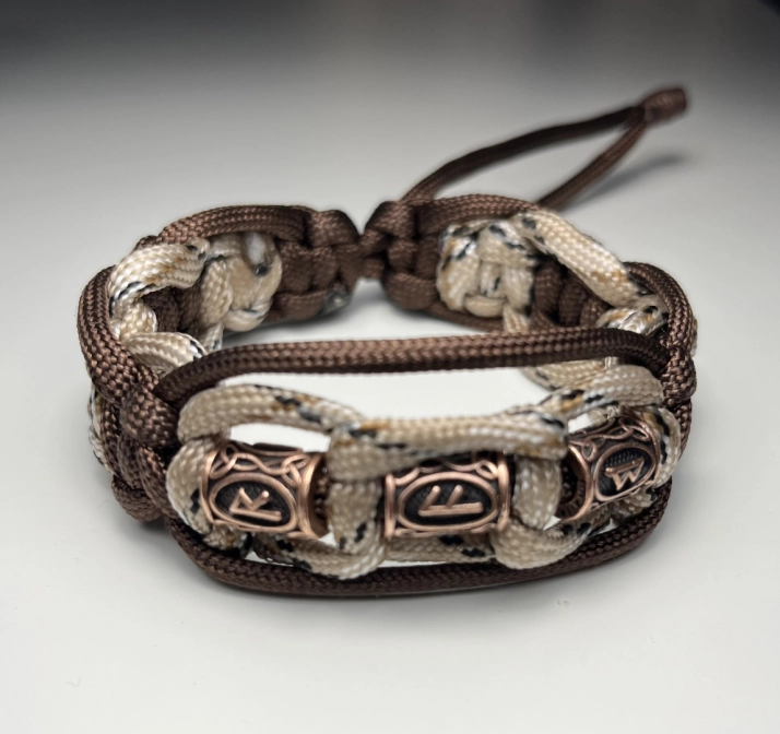 Ink2be Prémium Kézműves Paracord Karkötő – Mogyoróbarna & Homokszín, Antik Bronz Rúnamintás Gyöngyökkel