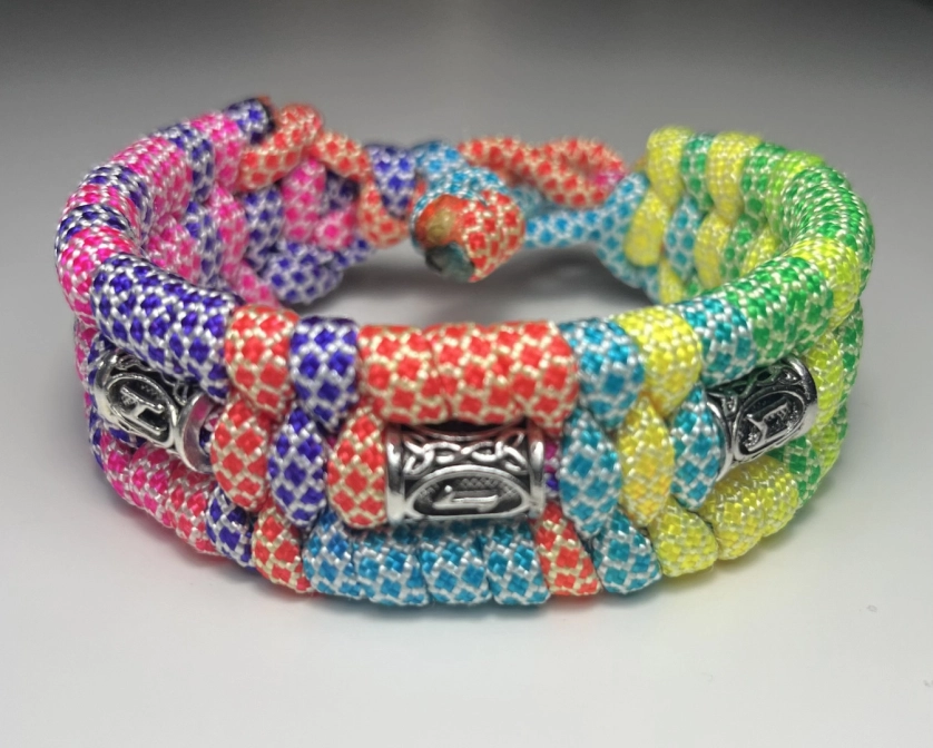 Ink2be Prémium Kézműves Paracord Karkötő – Neon Multicolor Szivárvány, Ezüst Rúnagyöngyökkel