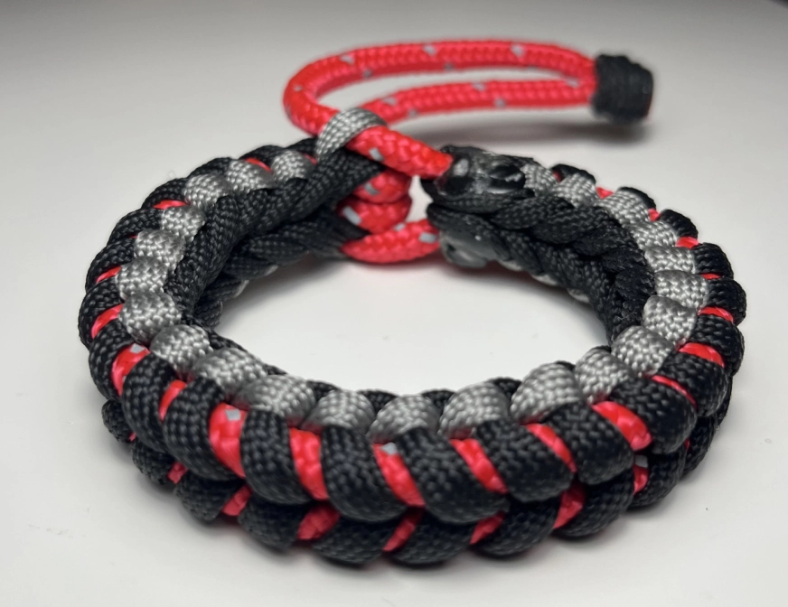 Ink2be Prémium Kézműves Paracord Karkötő – Fekete & Szürke Taktikai Fonat, Piros Fényvisszaverő Betéttel