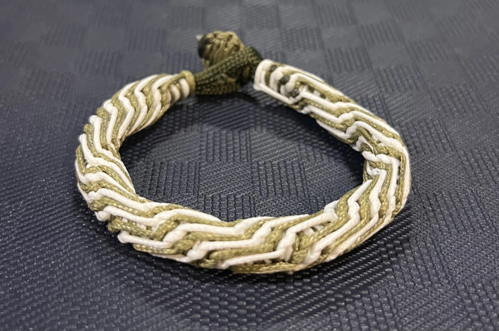 Ink2be Prémium Kézműves Paracord Karkötő – Olíva & Csontfehér Spirál Fonat, Taktikai Zöld Gombkötéssel