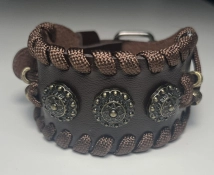 Ink2be Kézműves taktikai bőr karkötő - Bronz pajzsok és barna paracord kiadás