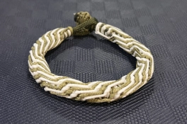 Ink2be Prémium Kézműves Paracord Karkötő – Olíva & Csontfehér Spirál Fonat, Taktikai Zöld Gombkötéssel